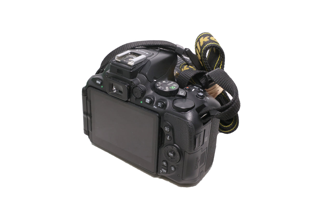 USED Nikon D5600 DSLR Camera with 18-55 Af-P vr