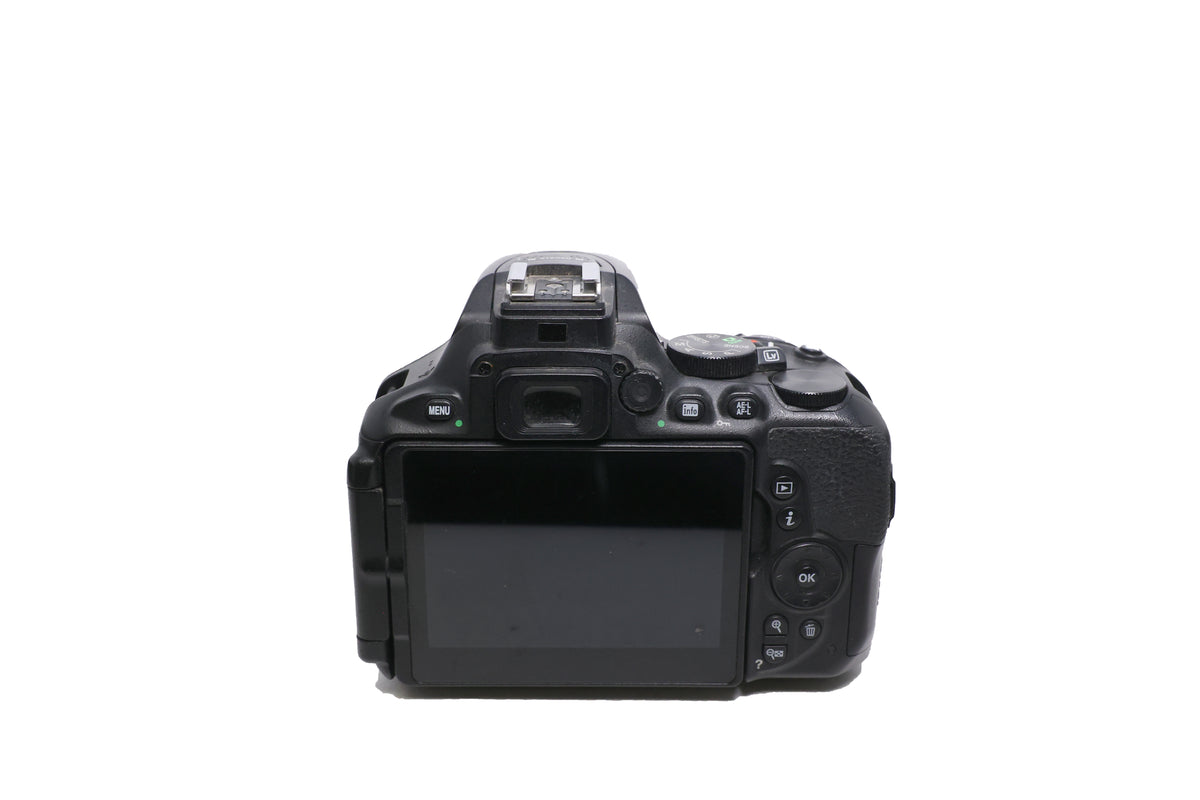 USED Nikon D5600 DSLR Camera with 18-55