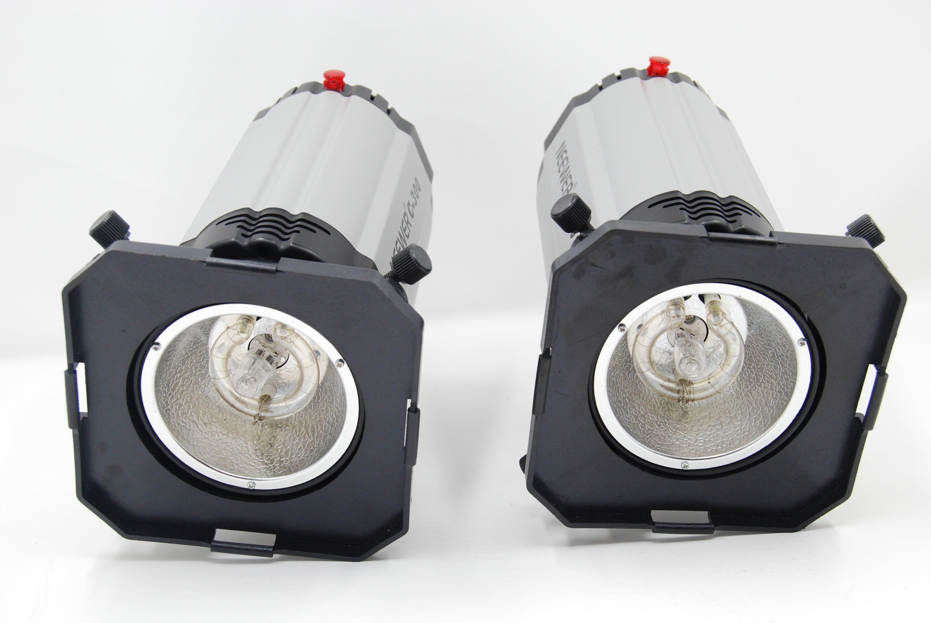 Used Neewer C-300 2-Light Kit w/Stands & case