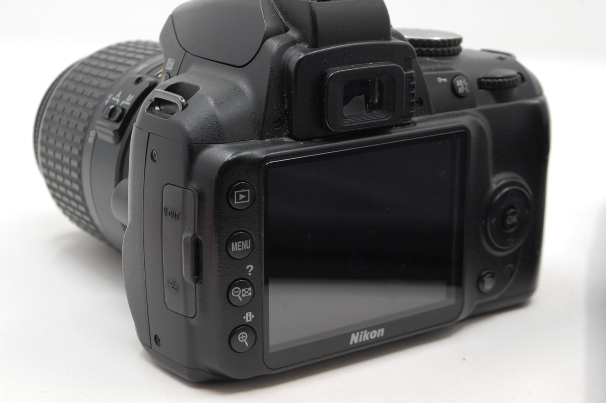 USED Nikon D3000 DSLR w/ 18-55mm Lens