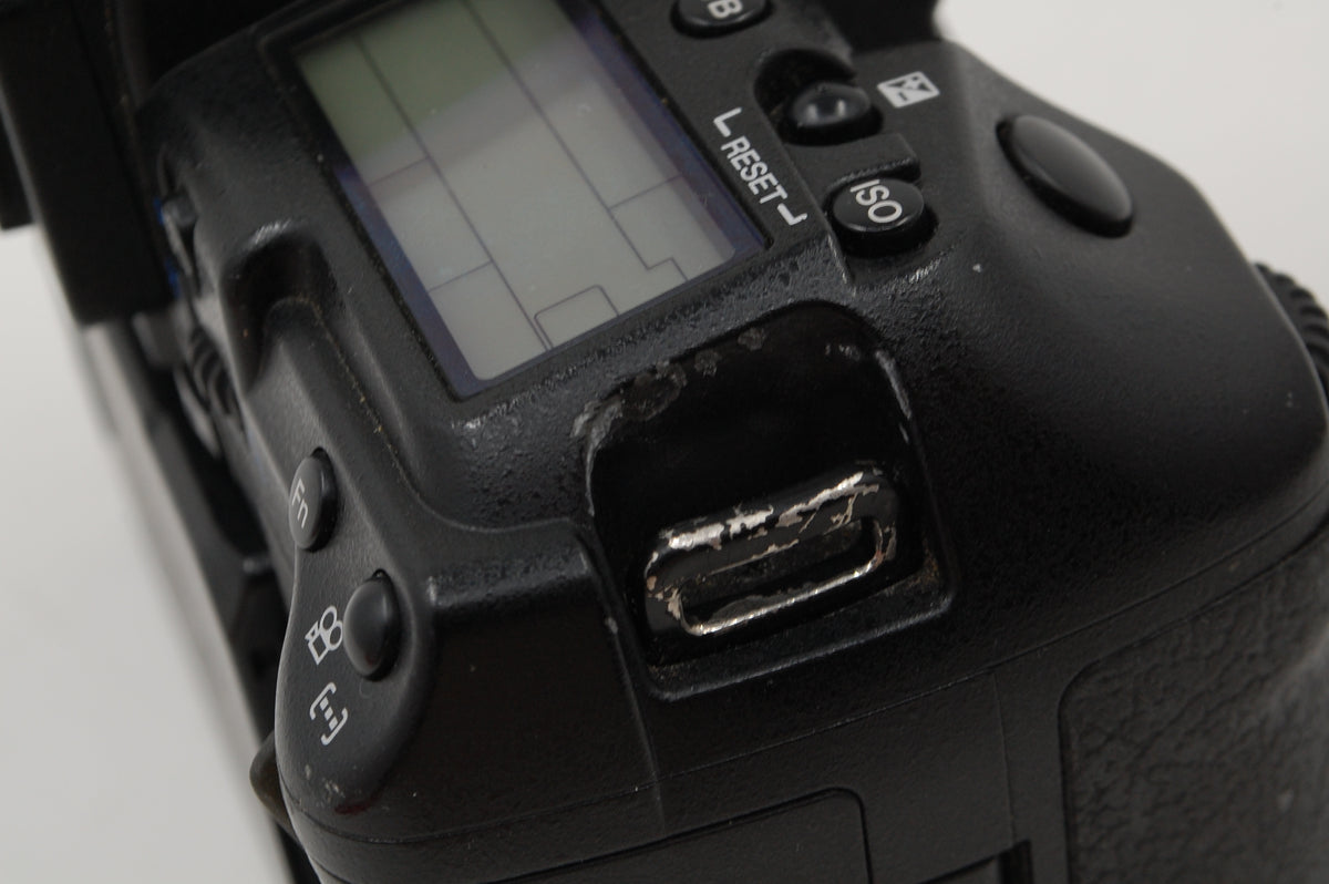 USED Olympus E-5 4/3 DSLR (Not compatible w/ M43 system)