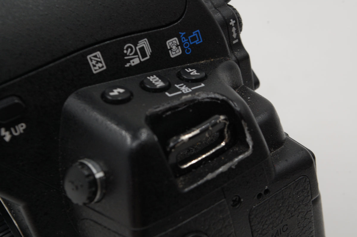 USED Olympus E-5 4/3 DSLR (Not compatible w/ M43 system)