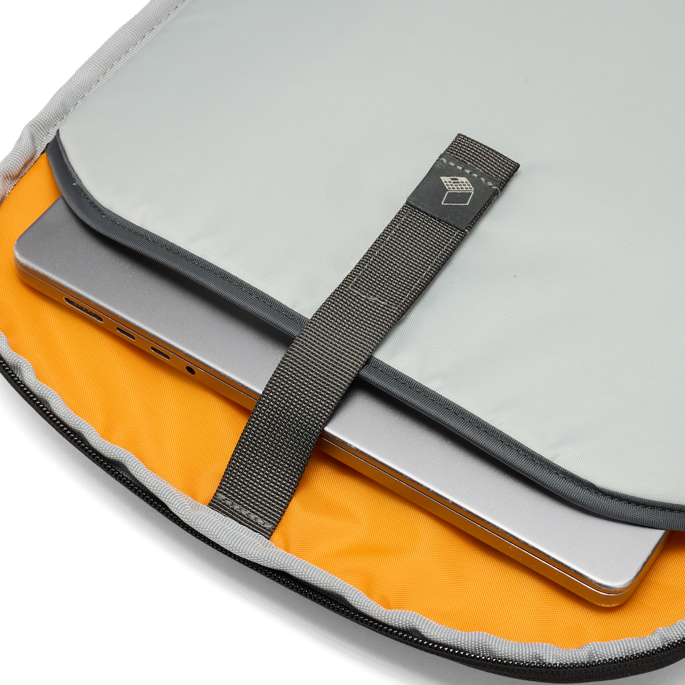 Fastpack BP 250 AW IV laptop sleeve detail