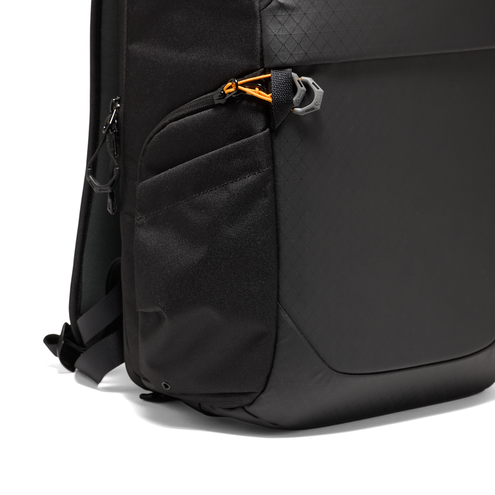 Fastpack BP 250 AW IV zipper-puller locking detail
