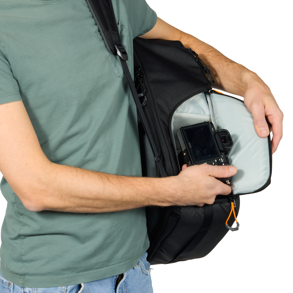 Fastpack BP 250 AW IV side access while worn