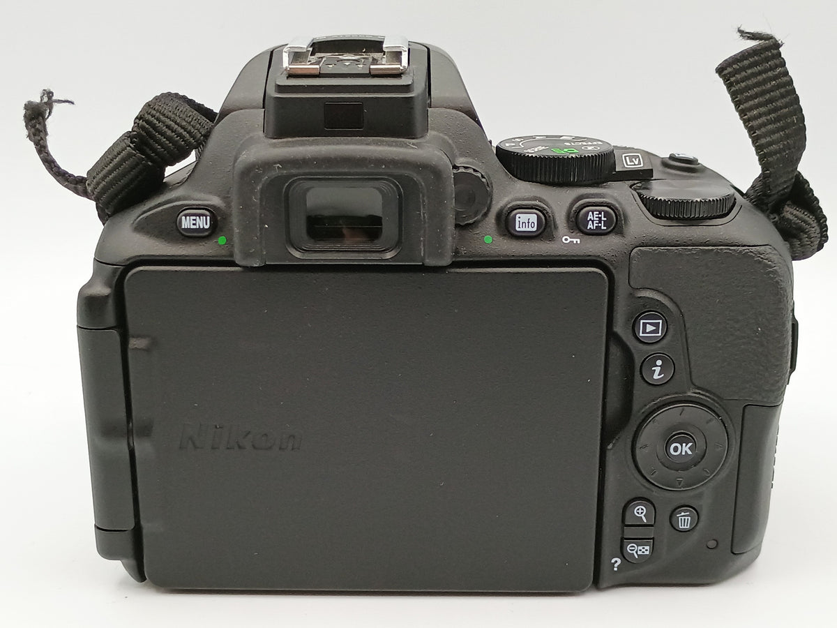 USED Nikon D5600 DSLR Camera W/ 18-55mm F3.5-5.6 Lens