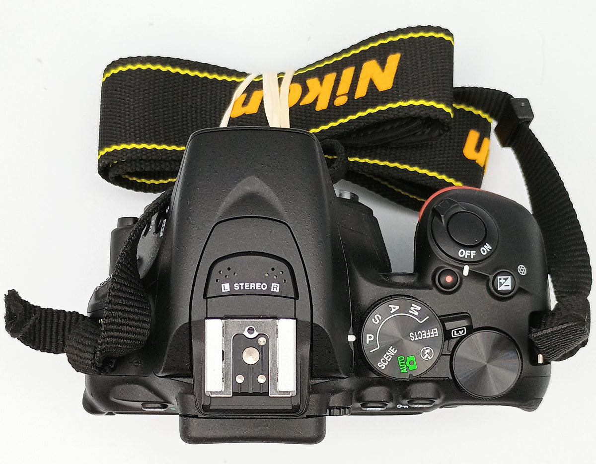USED Nikon D5600 DSLR Camera W/ 18-55mm F3.5-5.6 Lens